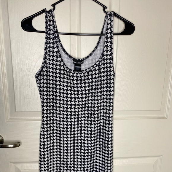 Fitted dress - Picture 2 of 3